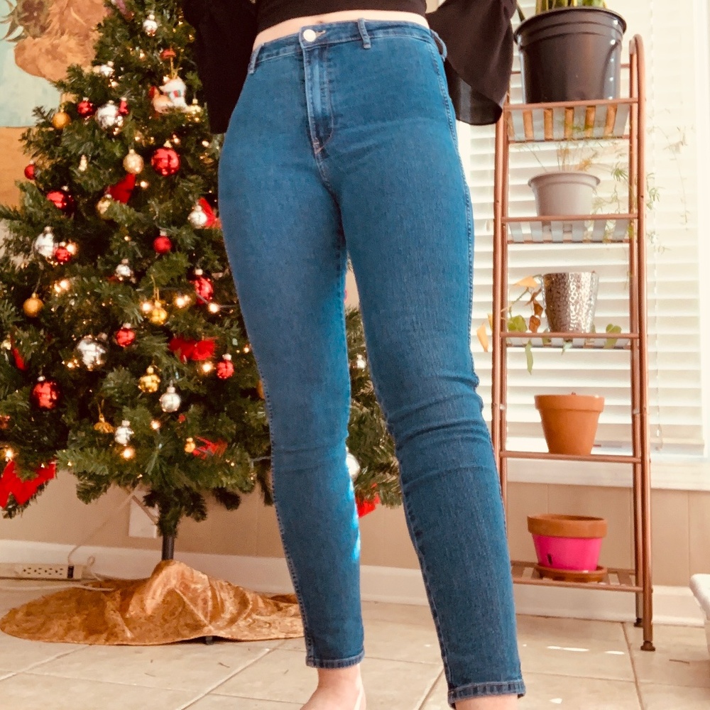 Women's size 28 high waisted blue skinny jeans.